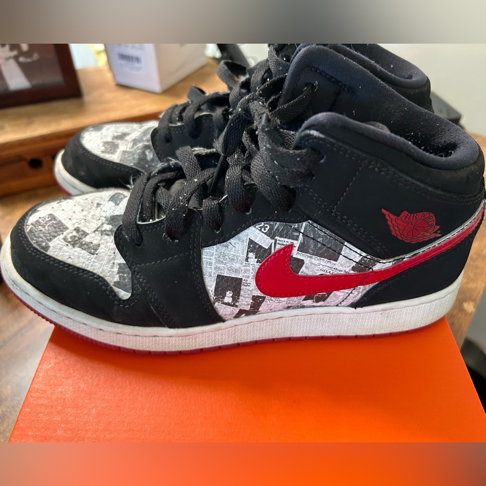 Nike mid SE Newspaper 7Y